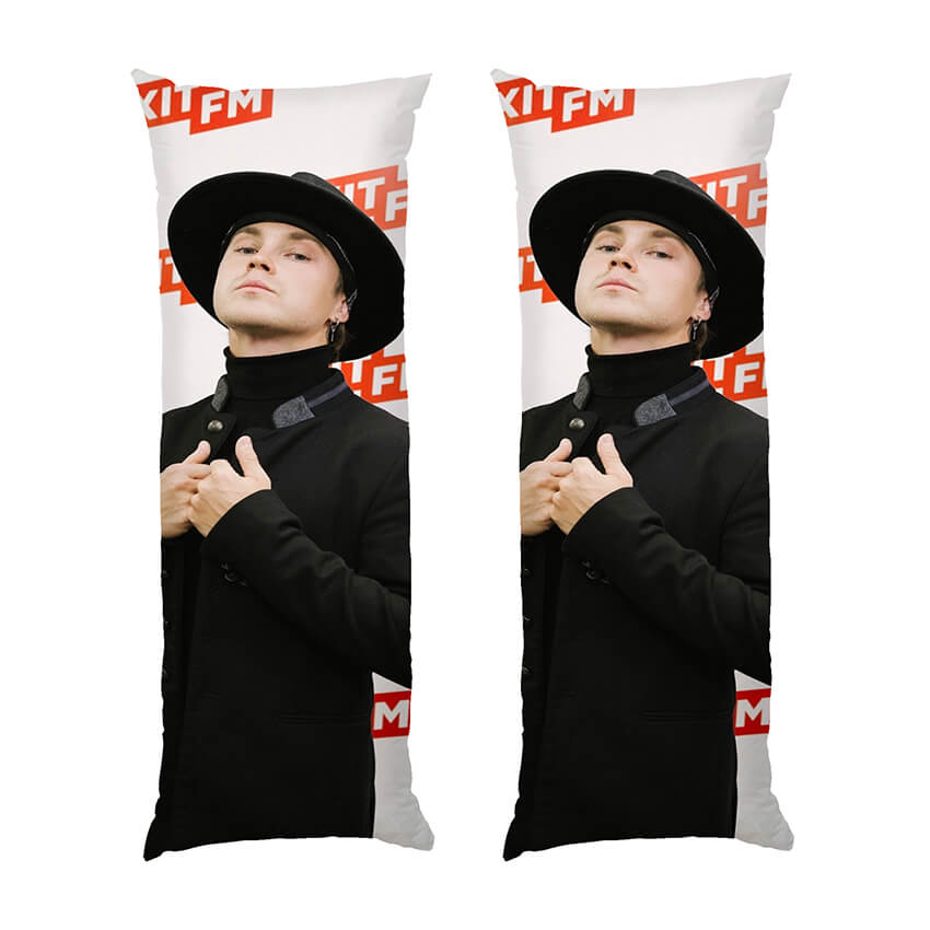 Артем Пивоваров у капелюсі Музикант Artem Pivovarov in a hat Musician