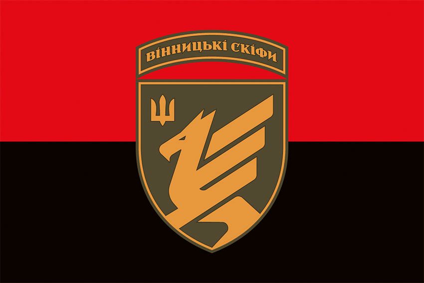 Прапор 9 окремої бригади безпілотних систем (9 ОБрБпС) «Вінницькі скіфи» ЗСУ червоно чорний