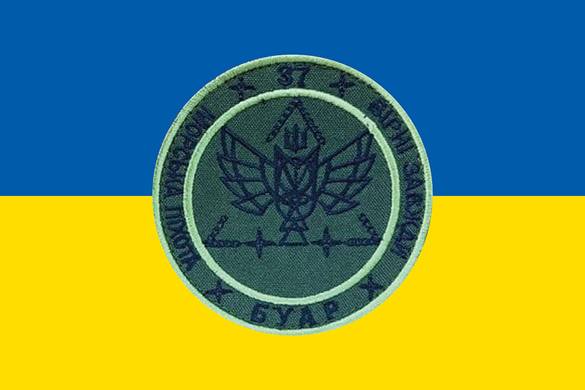 Прапор батареї управління та артилерійської розвідки (БУАР) 37 ОБрМП ЗСУ синьо жовтий