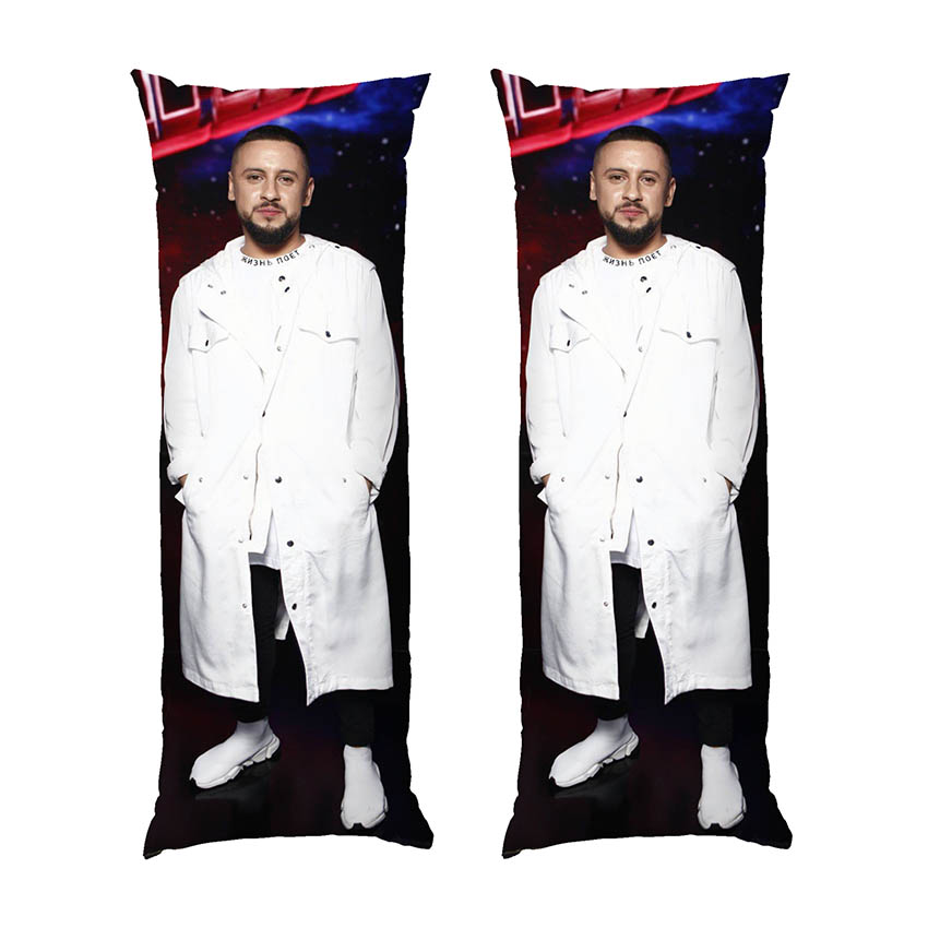 Стильний Монатік у білому костюмі Stylish Monatik in a white suit